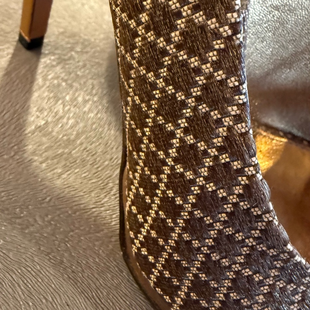Gucci Brown Patterned Peep-Toe Heels with Gold Horsebit. Size 37 - Picture 6 of 12